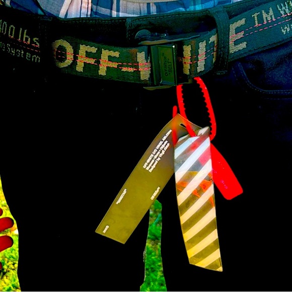 I am selling this off-white belt it’s in good condition
